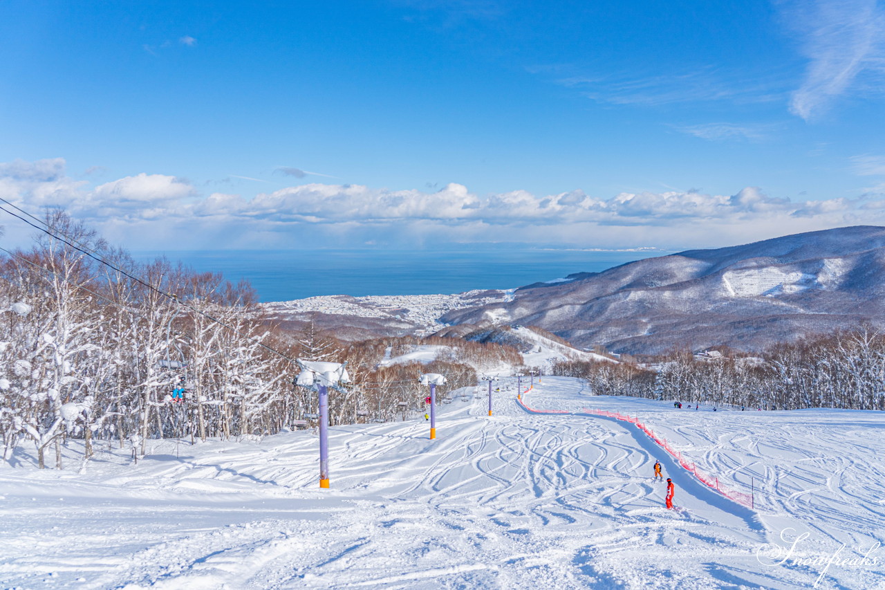 朝里川温泉スキー場　祝・積雪200cm到達。ふわふわのパウダースノーが降り積もったゲレンデを舞台に、女性スキーヤーチーム『TeamKP』成澤栞さんと秋山穂香さんが美しい滑りを披露！